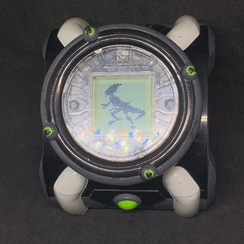 Ben 10 omnitrix deluxe game 
Ben 10 classic 
Ben 10 Classic Watch 2005
Second hand goods
official product
Has some scratches from playing